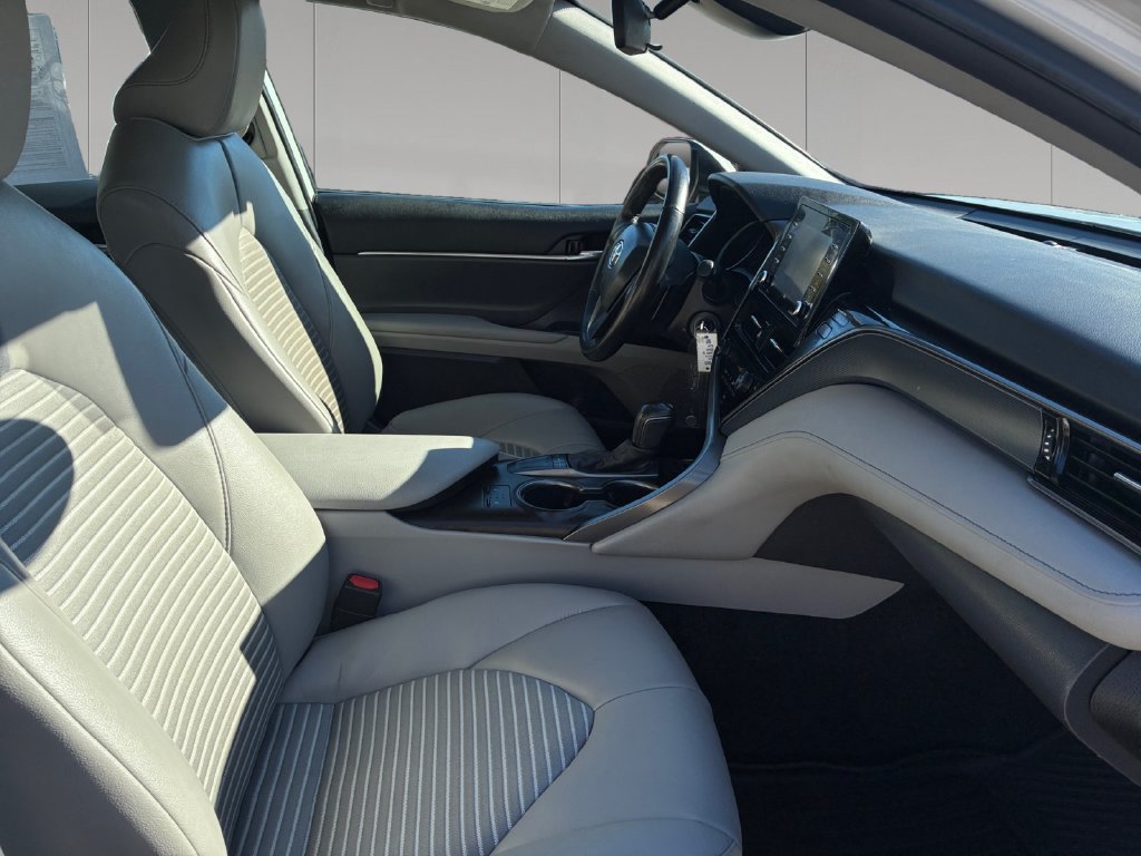 Used 2024 Toyota Camry SE w/ Cold Weather Package FWD image 18