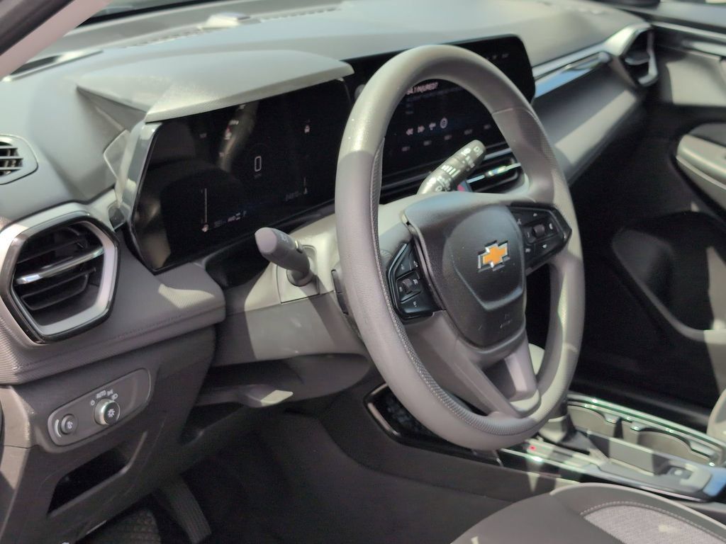Used 2025 Chevrolet TrailBlazer LT AWD/4WD image 15