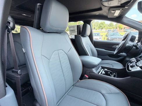New 2027 Chrysler Pacifica Pinnacle w/ Theater Group FWD image 27