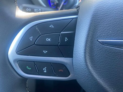 Used 2024 Chrysler Pacifica Touring-L FWD image 7