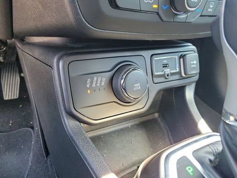 Used 2019 Jeep Renegade Limited w/ UConnect 8.4 Nav Group AWD/4WD image 33