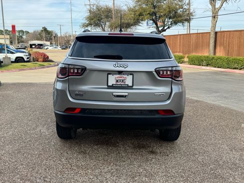 Used 2023 Jeep Compass Latitude image 9