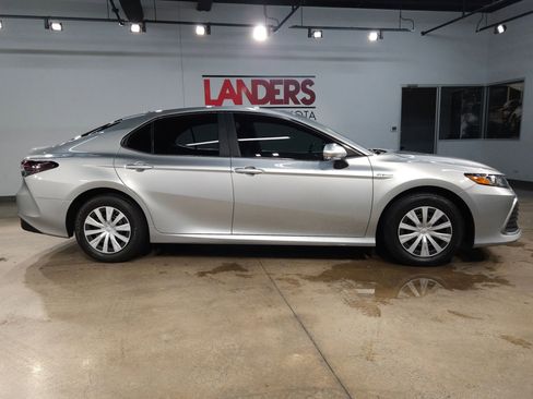 Used 2021 Toyota Camry LE image 8