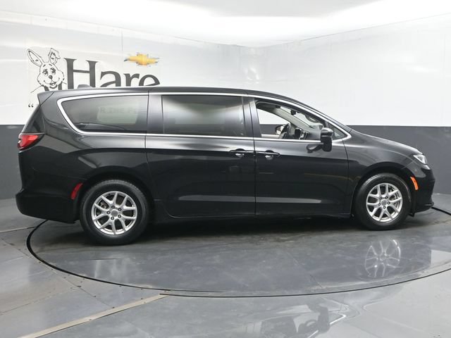 Used 2023 Chrysler Pacifica Touring-L FWD image 41