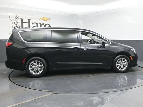 Used 2023 Chrysler Pacifica Touring-L FWD image 41