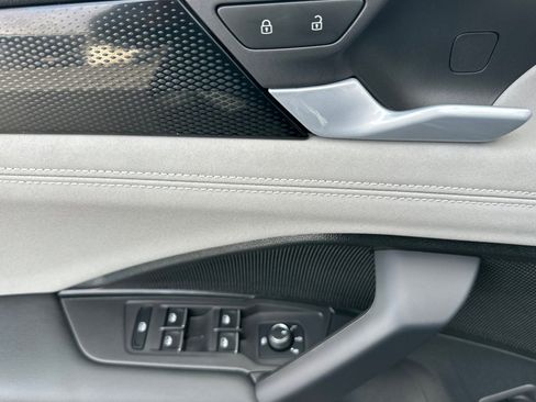 New 2026 Volkswagen Tiguan SE R-Line FWD image 9