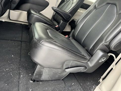 Used 2024 Chrysler Pacifica Touring-L image 10