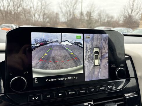 Used 2024 Nissan Pathfinder SL image 18