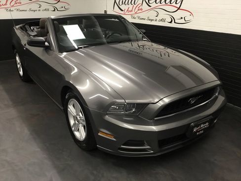 Used 2014 Ford Mustang Convertible image 2
