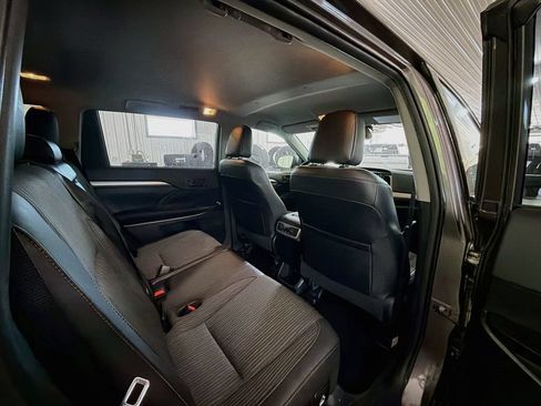 Used 2019 Toyota Highlander LE AWD/4WD image 11