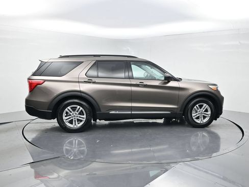 Used 2021 Ford Explorer XLT RWD image 4
