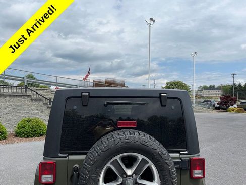 Used 2016 Jeep Wrangler Unlimited Sahara w/ Dual Top Group AWD/4WD image 7