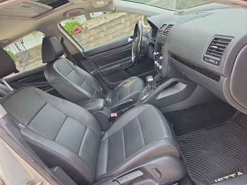 Used 2010 Volkswagen Jetta SE FWD image 24