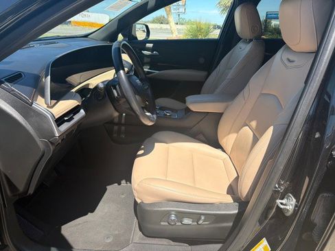 Used 2025 Cadillac XT4 Premium Luxury image 5
