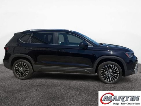 Used 2025 Volkswagen Taos SE FWD image 4