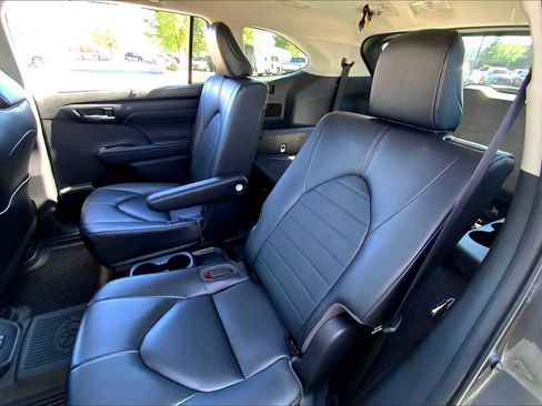 Certified 2023 Toyota Highlander XLE image 17