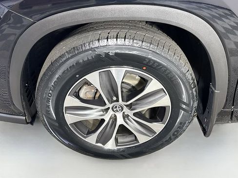 Used 2023 Toyota Highlander XLE AWD/4WD image 4