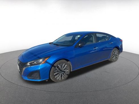 Used 2025 Nissan Altima 2.5 SV image 3