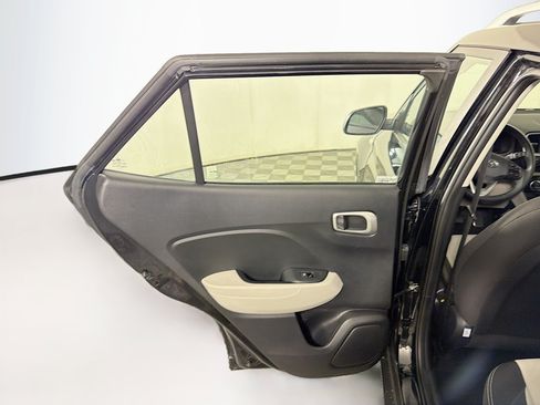Used 2025 Hyundai Venue SEL FWD image 25