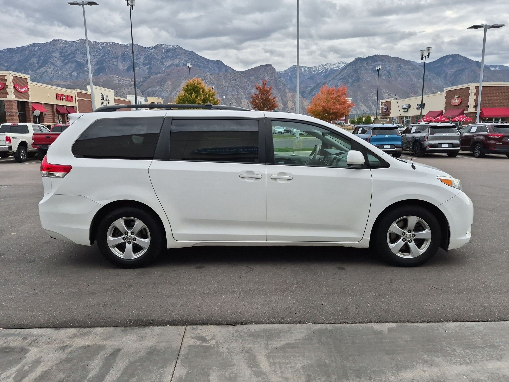 Used 2014 Toyota Sienna LE FWD image 2