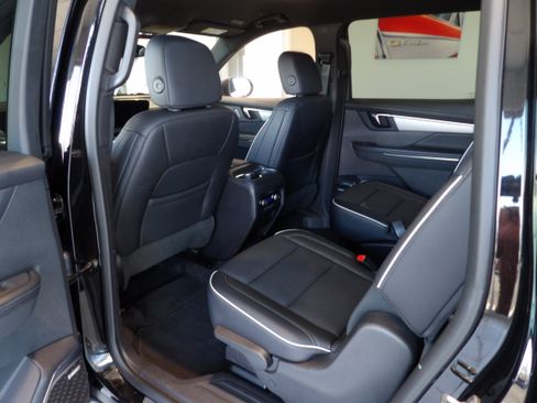 Used 2025 Buick Enclave Preferred AWD/4WD image 19