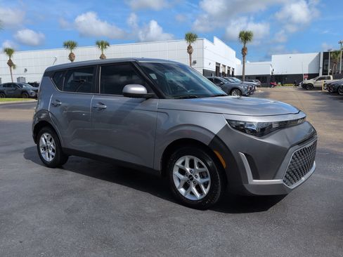 Used 2023 Kia Soul LX w/ LX Technology Package FWD image 2