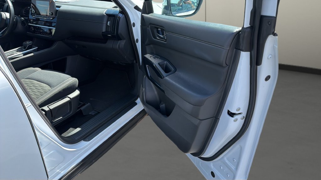 Used 2025 Nissan Pathfinder SV FWD image 15
