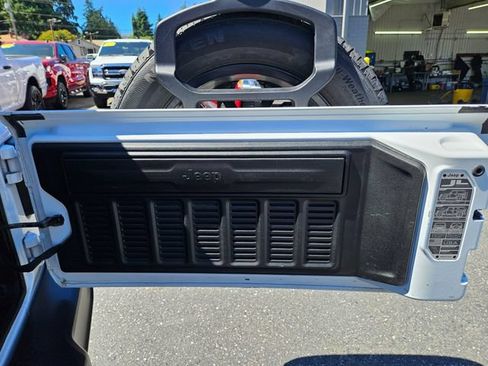 Used 2024 Jeep Wrangler Unlimited Sahara AWD/4WD image 16