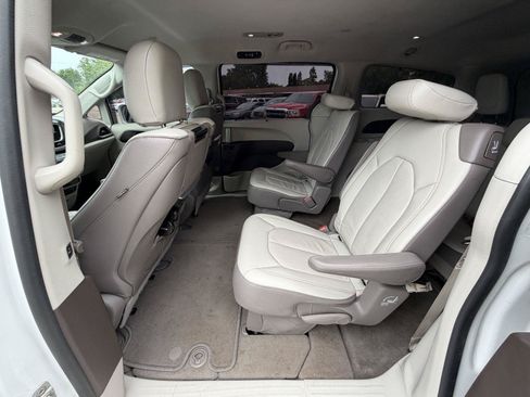 Used 2017 Chrysler Pacifica Touring-L Plus w/ Tire & Wheel Group FWD image 22