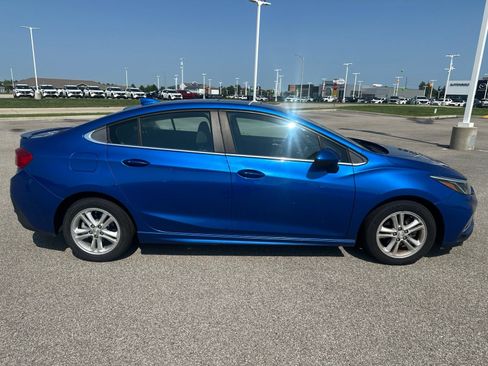 Used 2017 Chevrolet Cruze LT w/ Sun And Sound Package FWD image 5