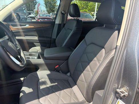Used 2024 Volkswagen Atlas SE FWD image 11