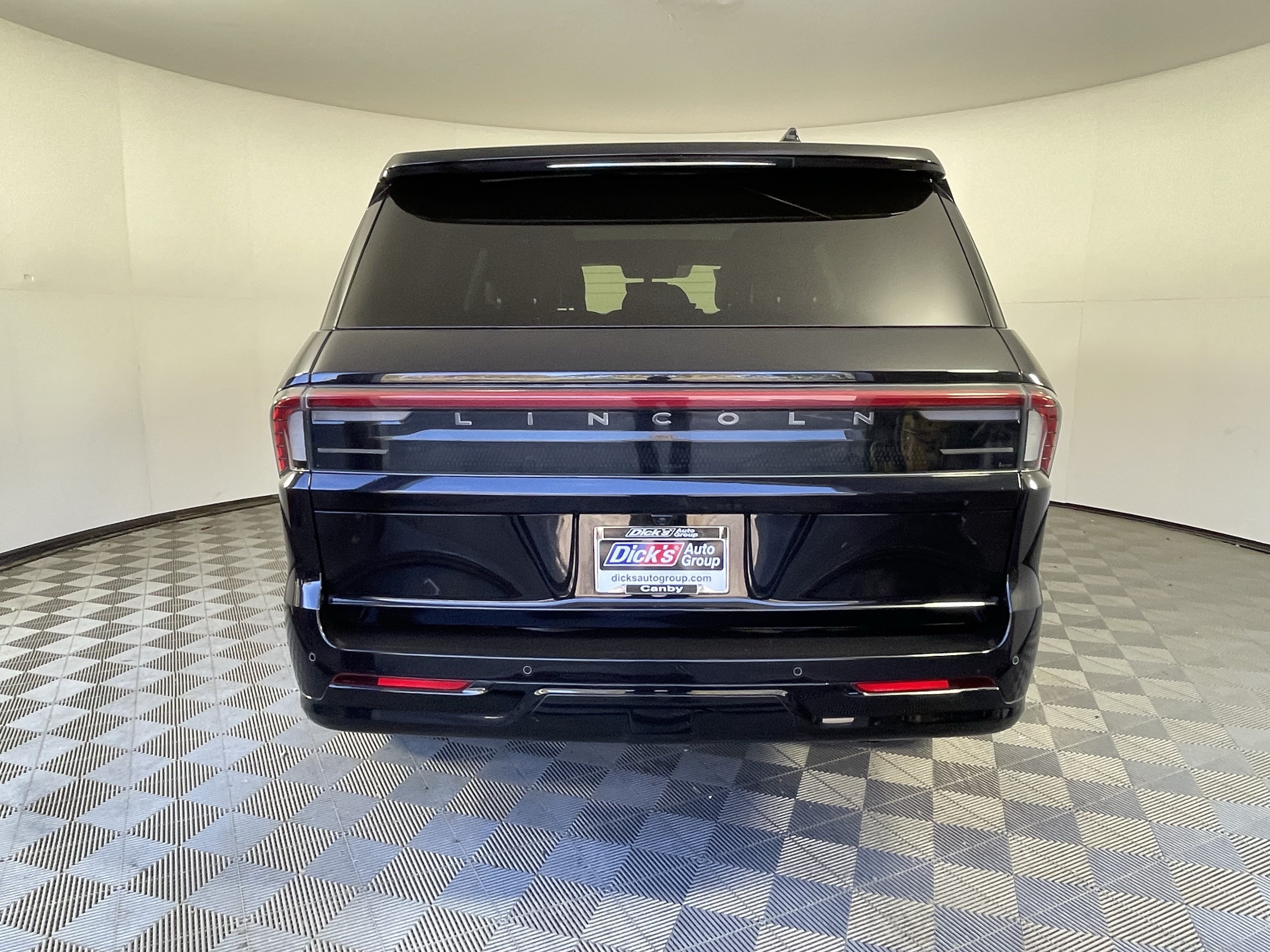 Used 2025 Lincoln Navigator Reserve AWD/4WD image 4
