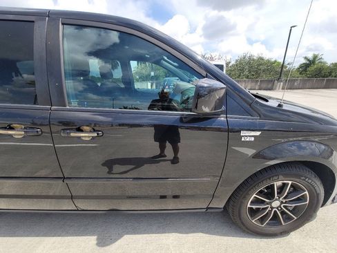 Used 2015 Dodge Grand Caravan SXT w/ Blacktop Package FWD image 15
