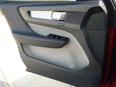 Used 2020 Volvo XC40 T4 Momentum image 18