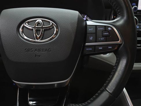 Used 2021 Toyota Highlander LE FWD image 22