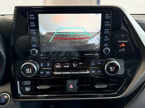 Used 2020 Toyota Highlander LE image 16