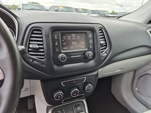 Used 2018 Jeep Compass Latitude FWD image 27
