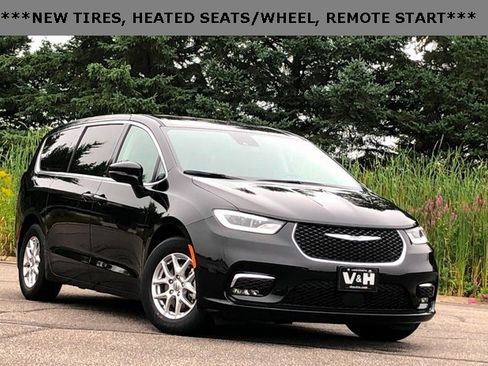 Used 2024 Chrysler Pacifica Touring-L image 1