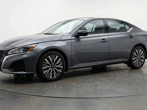 Used 2025 Nissan Altima 2.5 SV FWD image 3