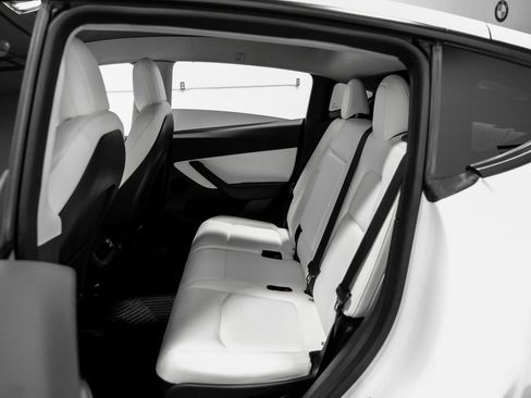 Used 2022 Tesla Model Y Long Range image 34