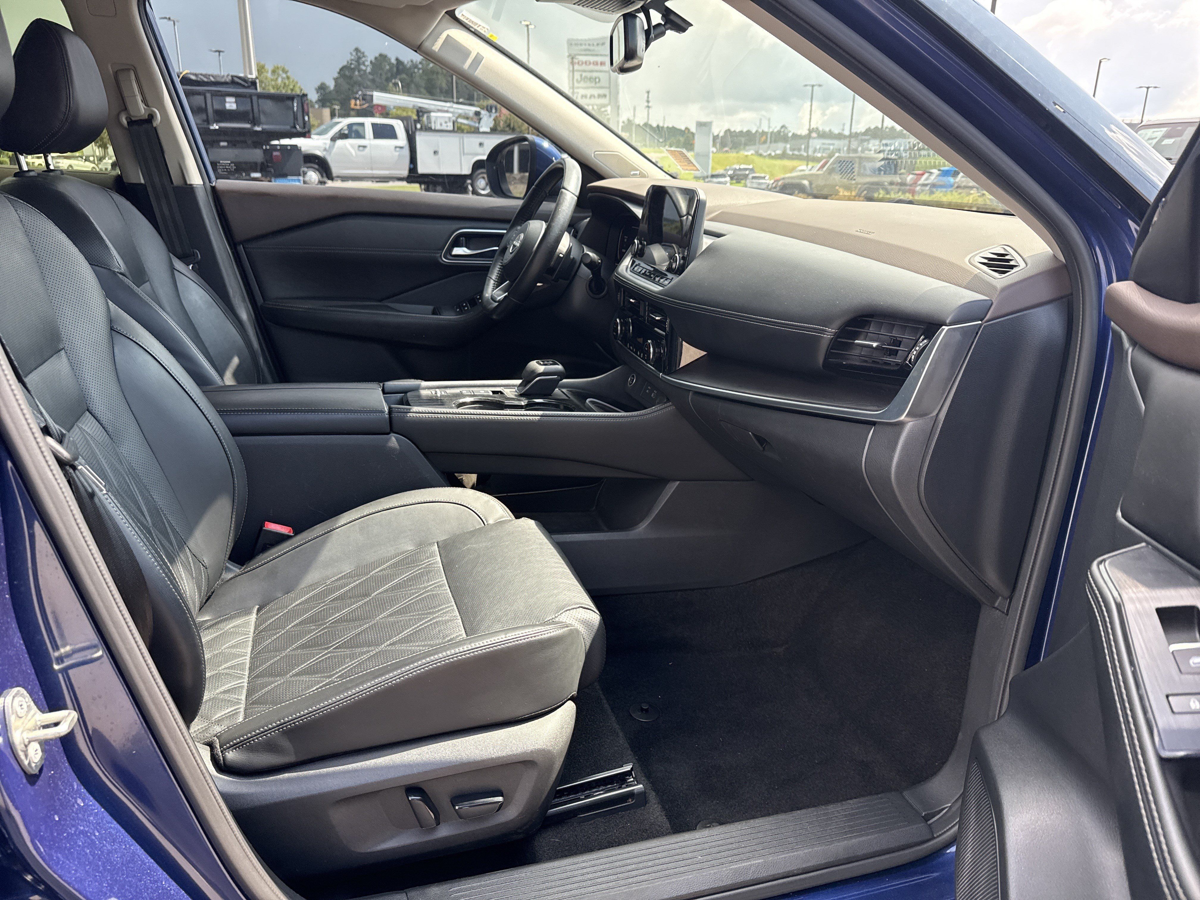 Used 2023 Nissan Rogue Platinum FWD image 13