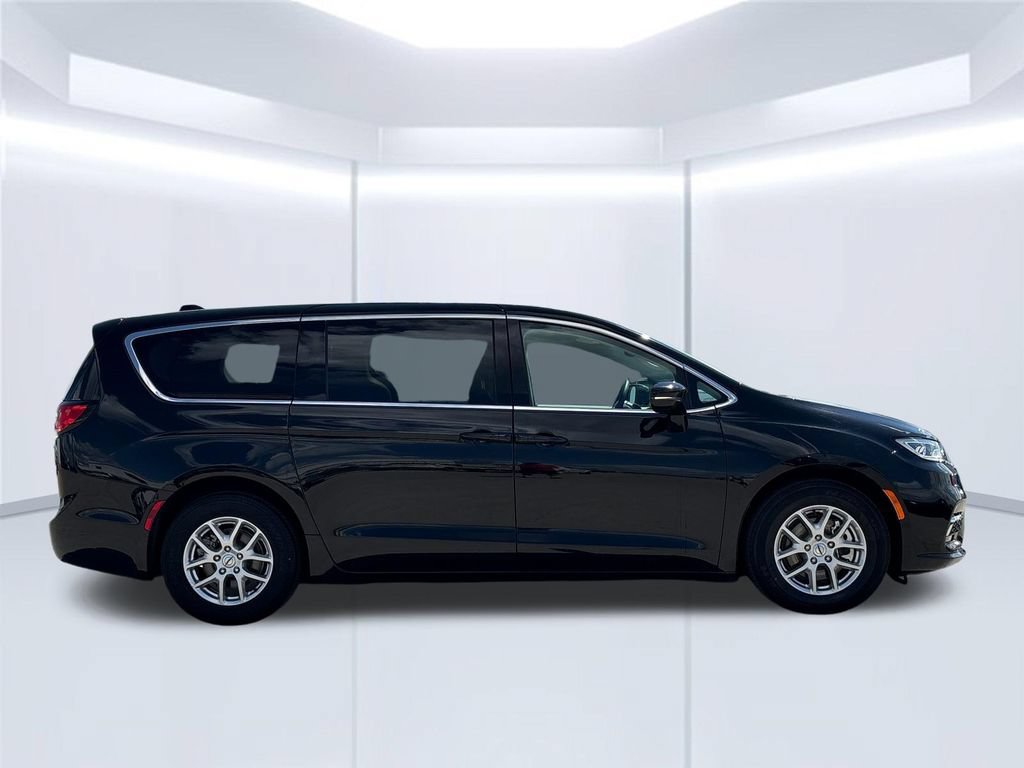 Used 2024 Chrysler Pacifica Touring-L FWD image 11