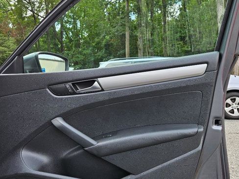 Used 2013 Volkswagen Passat S image 35