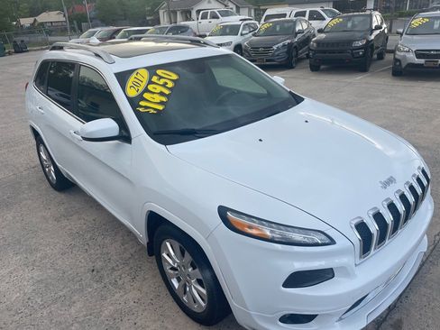 Used 2017 Jeep Cherokee Overland image 4