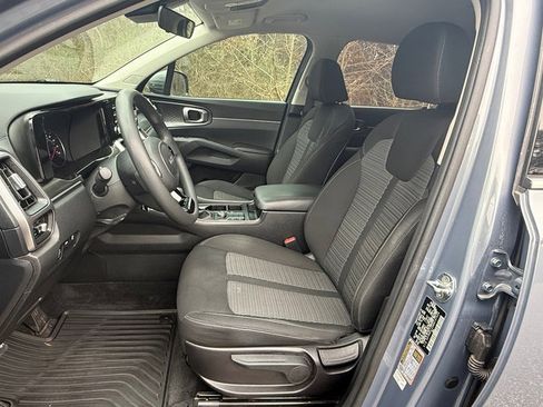 Used 2022 Kia Sorento LX image 11