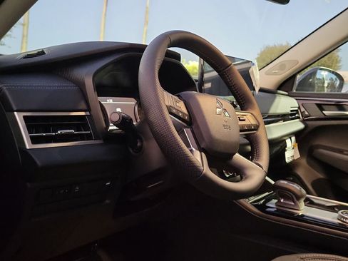 New 2026 Mitsubishi Outlander SE image 8