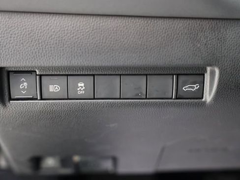 Used 2022 Toyota Venza XLE image 18