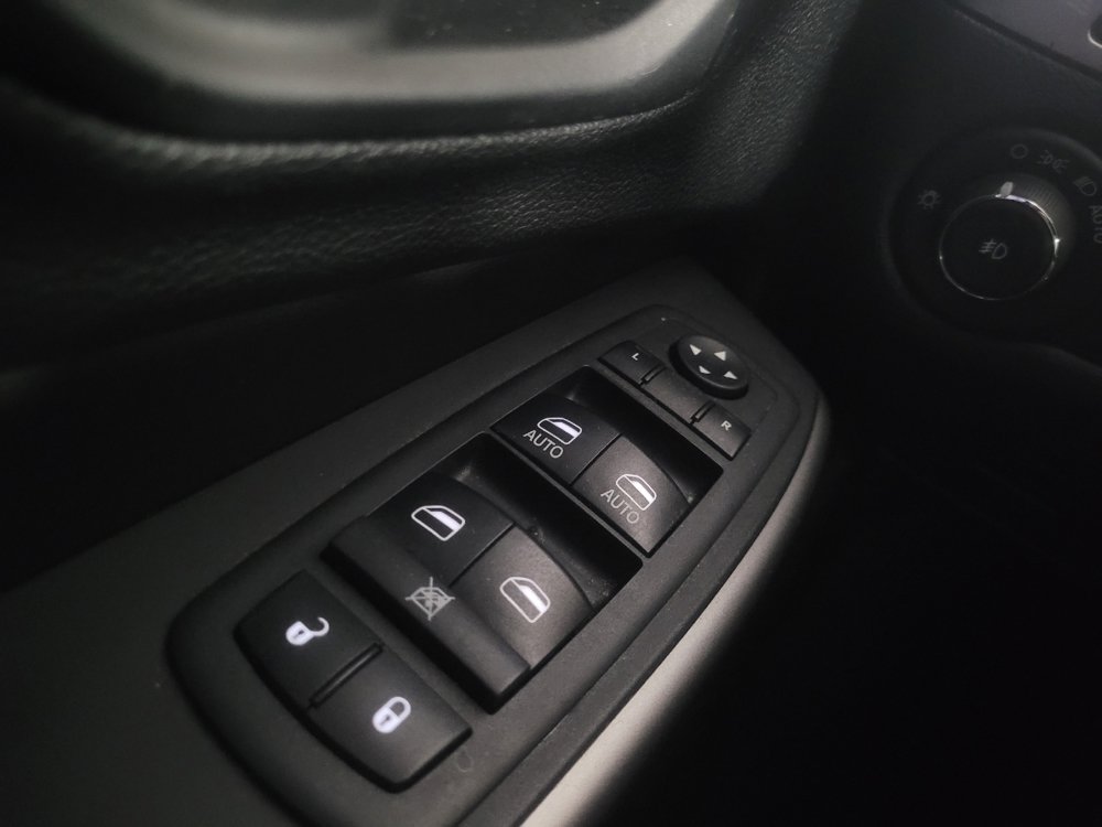 Used 2019 Jeep Cherokee Latitude Plus FWD image 27