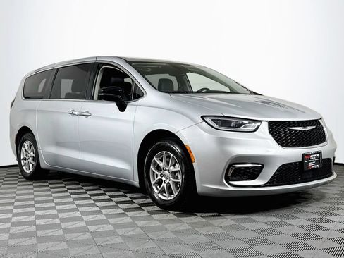 Used 2024 Chrysler Pacifica Touring-L FWD image 1