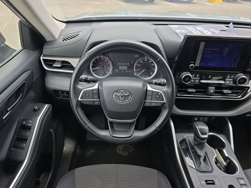 Used 2024 Toyota Highlander LE AWD/4WD image 15